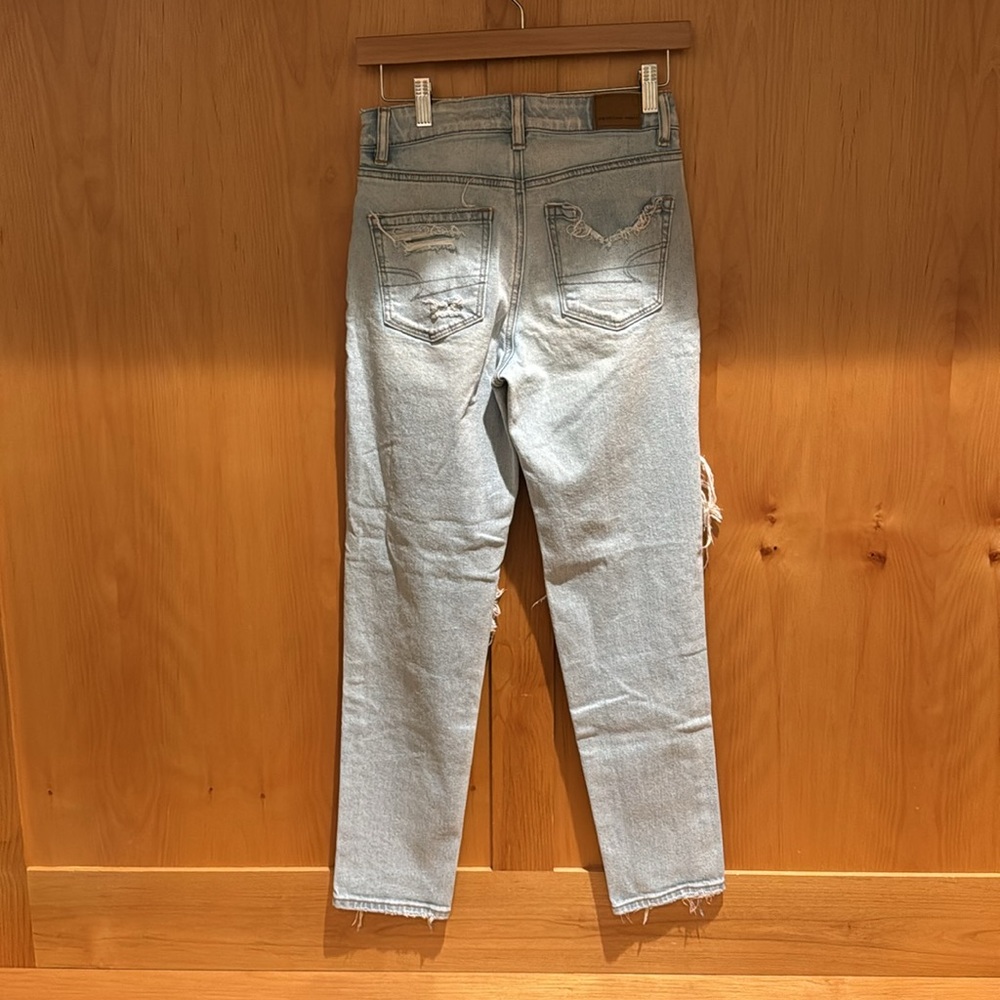 American Eagle Mom Jean, light wash Size 0 - Picture 2 of 3
